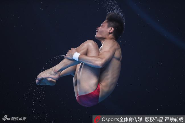 邱波给人印象最深的是他棱角分明的脸庞上那双明亮大眼睛