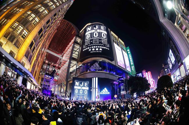 陈奕迅杨颖助阵阿迪达斯南京东路品牌中心开业