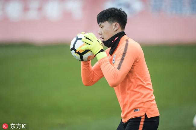 鲁能基地开放训练23人悉数亮相王大雷参与备战