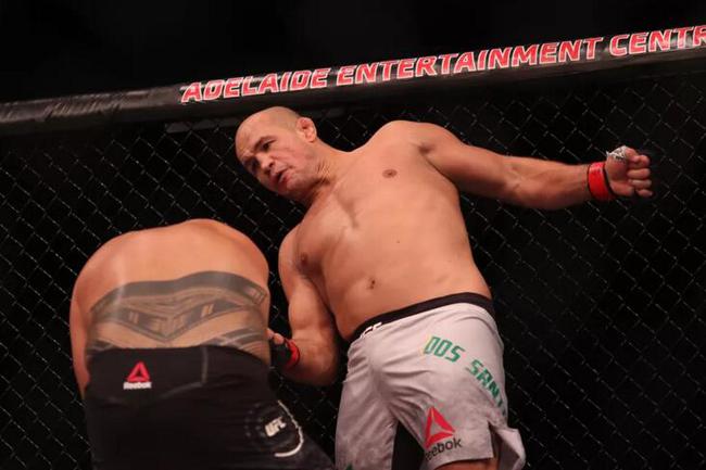 桑托斯在第二回合TKO终结了图瓦萨的全胜战绩