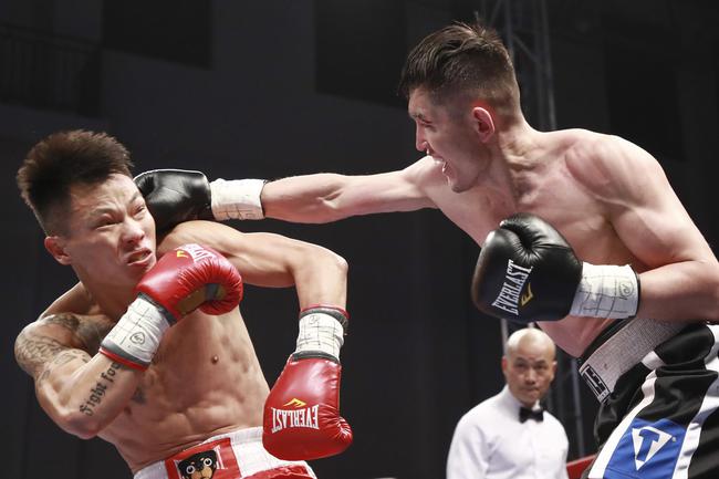 “战斗民族”名将饮恨拳力角斗场 叶尔兰击败黑马夺140磅冠军