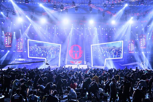 2018斯巴达勇士赛年终盛典开启，600勇士齐聚水立方。