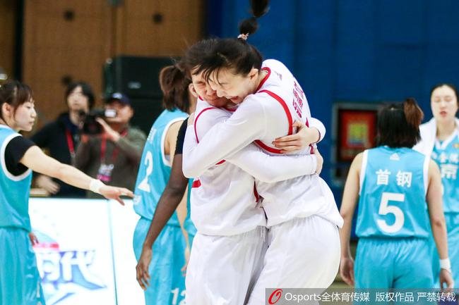 新疆女篮庆祝胜利