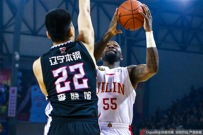 李晓旭在比赛中封盖对手