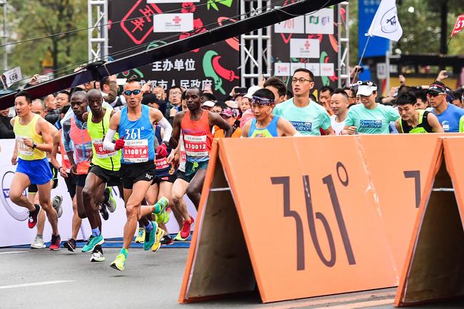 成都双遗马拉松起跑