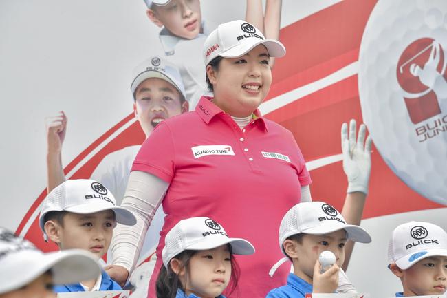 冯珊珊与小学员结业仪式合影