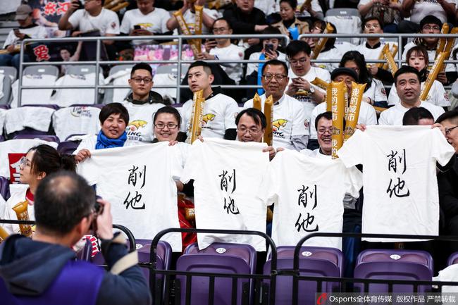 辽宁球迷场边支持球队