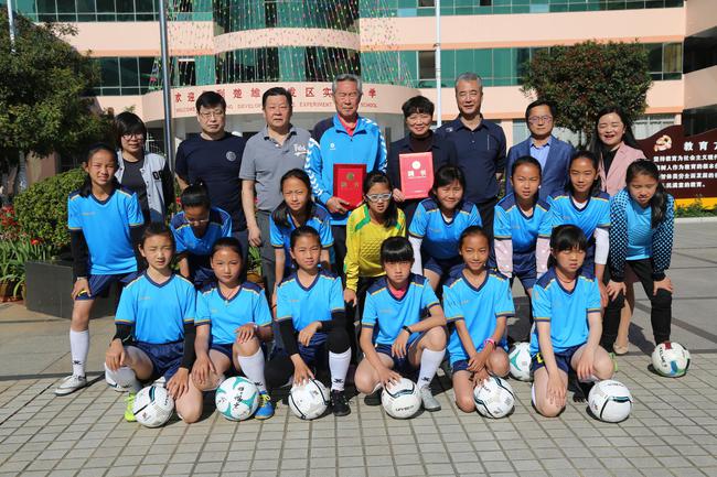 名宿到边疆点亮足球梦