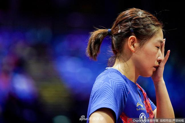 世乒赛女单夺冠后刘诗雯泪洒现场