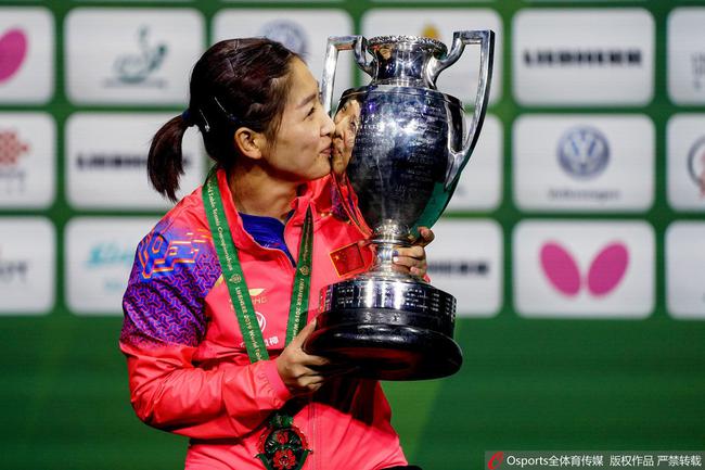 刘诗雯亲吻奖杯