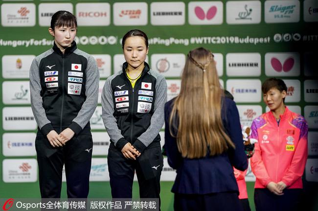 领奖台上的伊藤美诚和早田希娜面色难看。