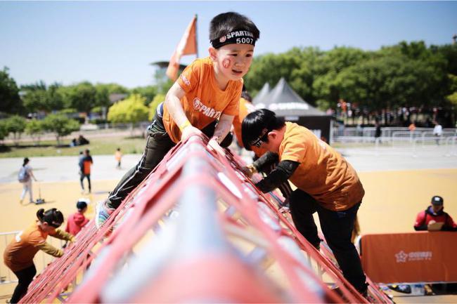 3500名斯巴达小勇士挑战极限 首批三色小勇士诞生