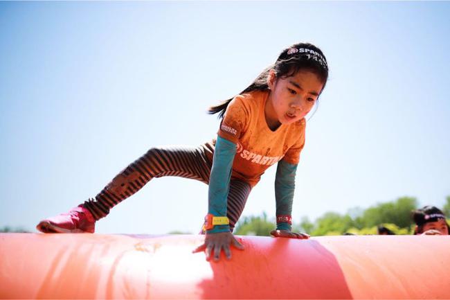 3500名斯巴达小勇士挑战极限 首批三色小勇士诞生