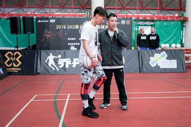 穿着乔丹鞋的钟显超 分享他在篮球场的感动