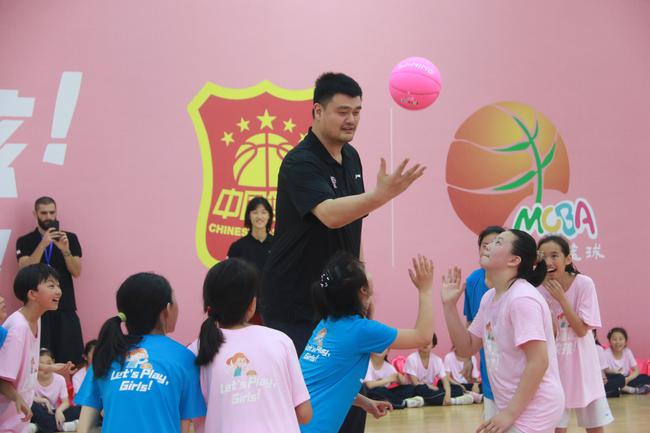 姚明为比赛开球