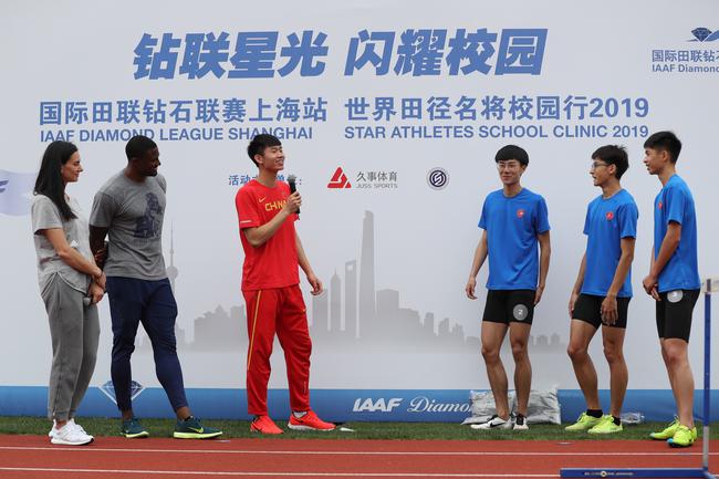 三位体育老师与学生交流
