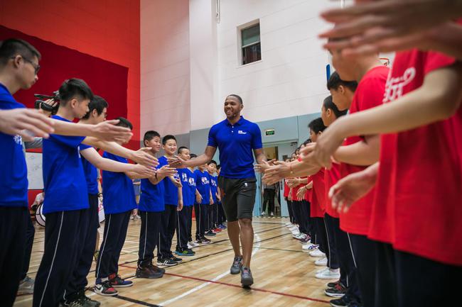 戈登进场，与孩子们击掌，开始今天的训练