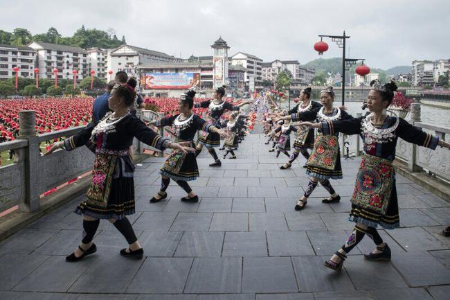 万人同跳广场舞 纪念毛泽东题词67周年