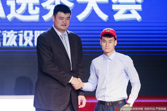 王睿澤選秀大會上與姚明握手