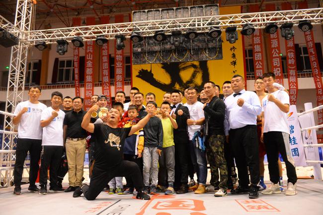 赛后拳手和裁判合影留念