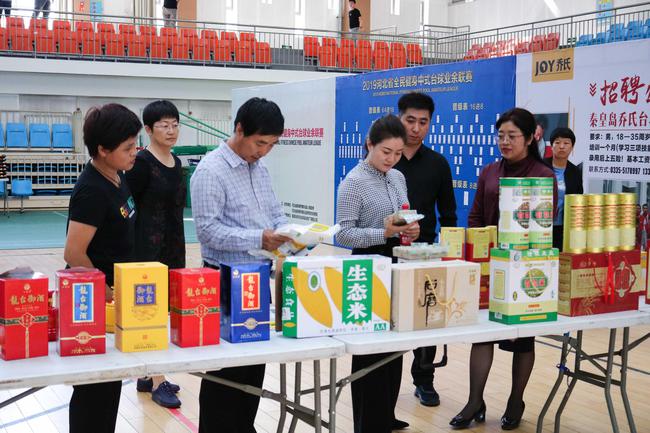 王慧和刘潮参观隆化特色农副产品