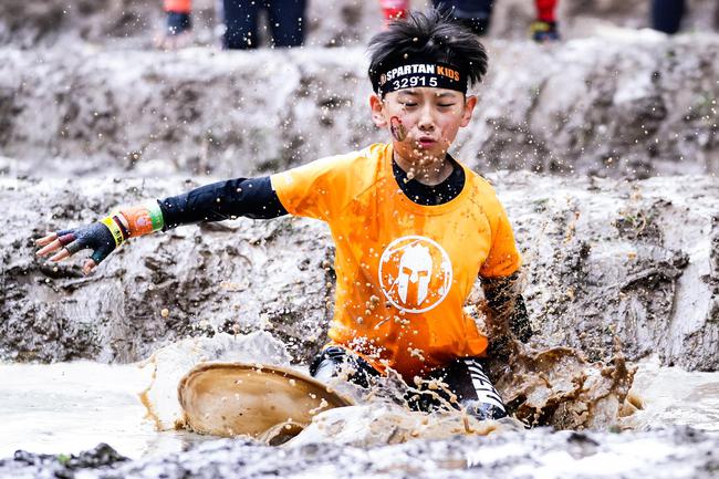 尽释潜能再创历史 超12000儿童变身斯巴达小勇士