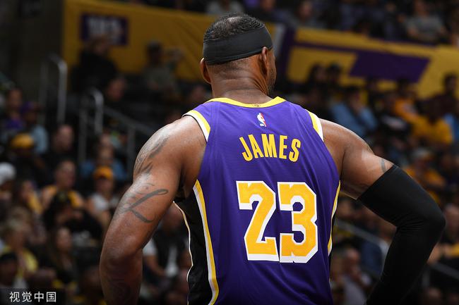 詹姆斯戴假发了？