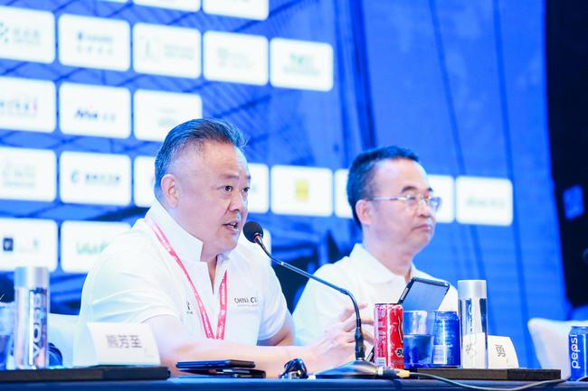 左黄思绵 国际奥委会执委、财务兼人事委员会主席 右 钟勇