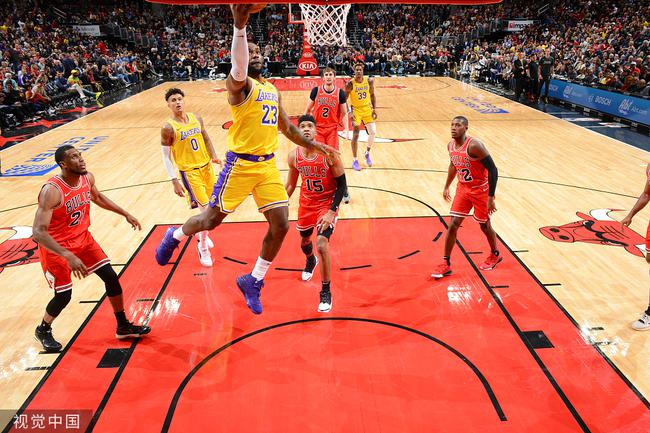 詹姆斯连续三场拿三双