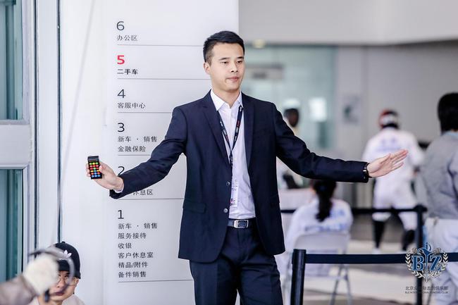 吴杰北京众国际击剑俱乐部市场负责人王超介绍到:"仲满杯成人击剑公开