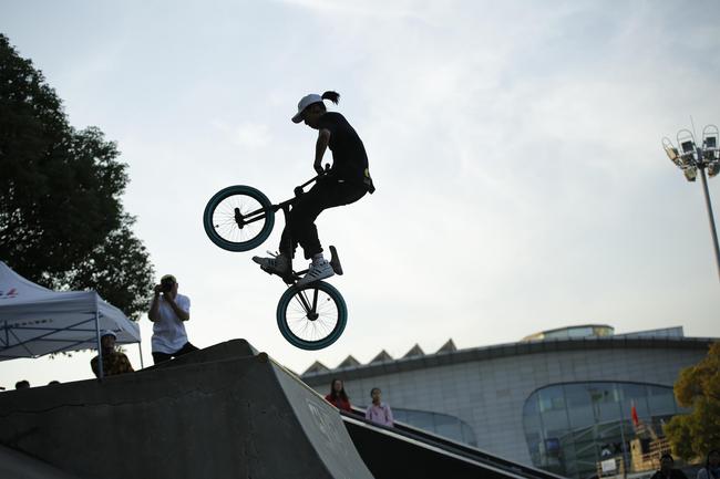 上海城市业余联赛极限运动挑战赛举办近200成年选手参赛