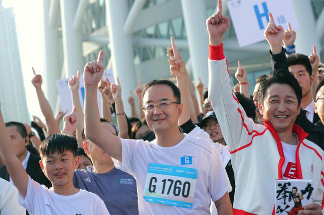 向上马拉松在广州塔收官 邹市明苏炳添鲍春来助
