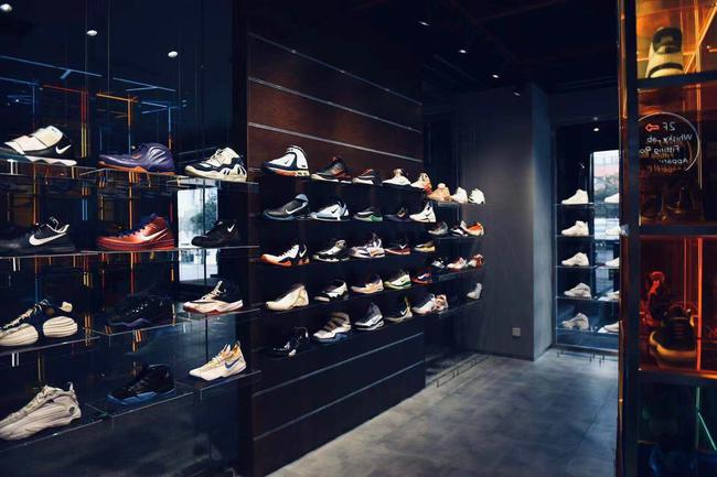 忙里偷闲王大雷剪彩 古城潮流新地标念叁西安正