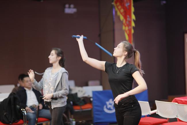 以武会友上海金山举办传统武术功力极限挑战赛