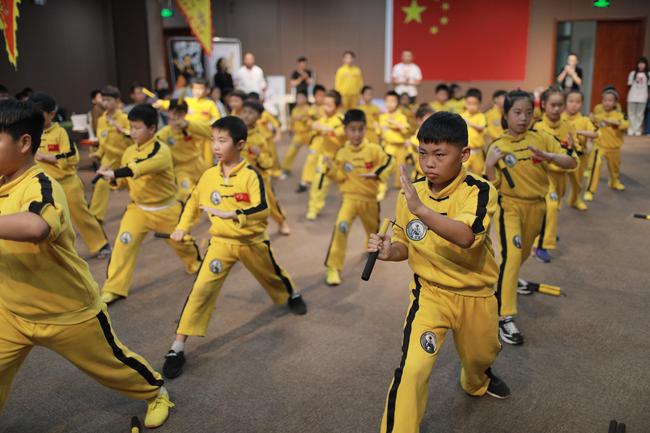 以武会友上海金山举办传统武术功力极限挑战赛