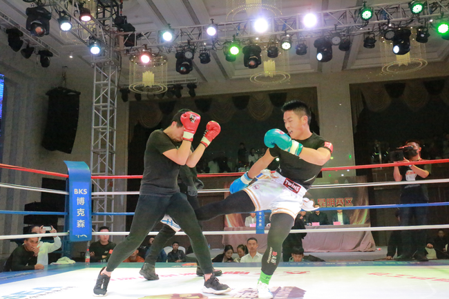 伍冠豪低鞭腿击中樊昌豪