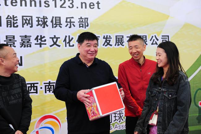 王义夫与不悦目多互动