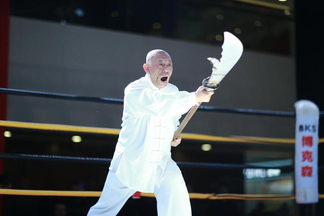 崔明偉表演《春秋大刀》