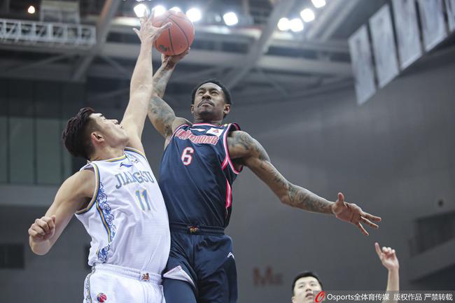 残暴!广东单节狂轰50分 双星主导27-3攻击波