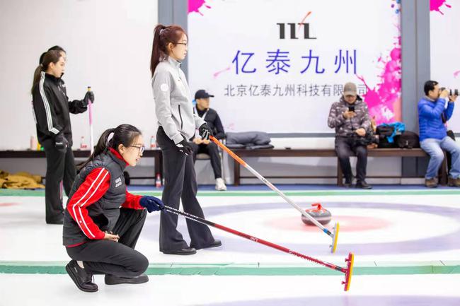 首届大学生冰壶赛圆满举行