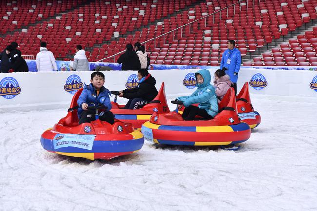 第11届鸟巢欢乐冰雪季全面开放 17岁以下青少年免