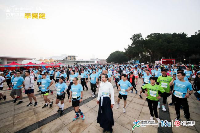 厦门马拉松首届早餐跑鸣枪