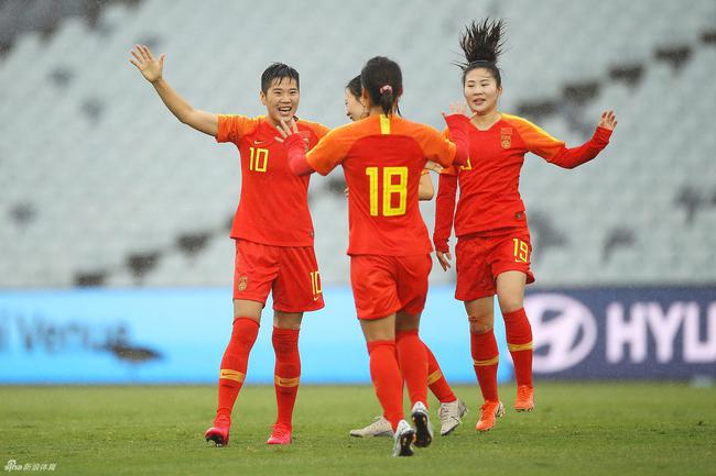 开心的中国女足球员