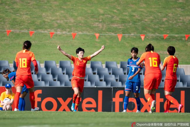 中国女足庆祝胜利