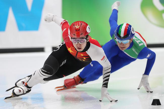 中国队选手武大靖（左）在男子500米预赛中