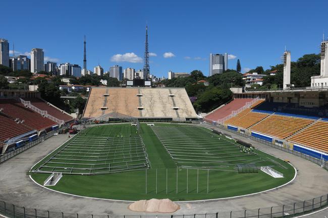 3月23日，建筑工人在巴西圣保罗市的帕卡恩布体育场内建造“方舱医院”。新华社 图