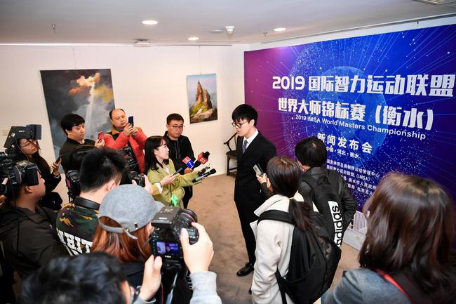 柯洁夺冠无人关注,上个学却被围观
