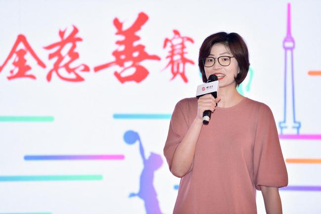 姚基金理事长叶莉在现场宣布2020姚基金慈善赛的相关信息