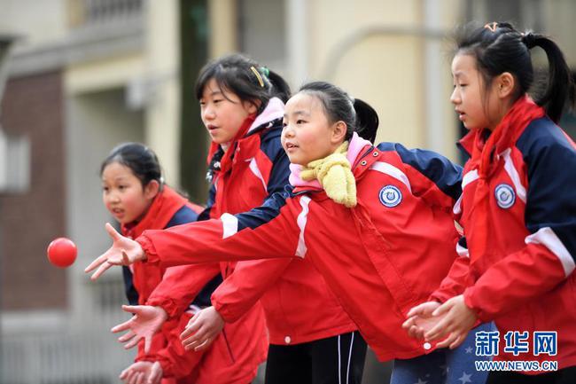 北京市小学每周至少有5节体育课 表示不得挤占体育课时间