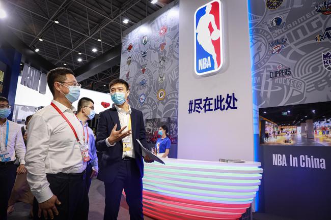 讲解员讲述多年来NBA与中国，与海南的故事